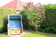 Der Strandkorb im Garten der linken H&auml;lfte