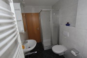Das WC der linken H&auml;lfte mit Blick in die Dusche
