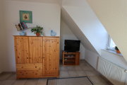 Das Kinderzimmer der linken H&auml;lfte mit Blick auf den Schrank und den Fernseher