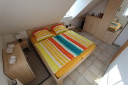 Das Schlafzimmer der linken H&auml;lfte mit Blick auf den Schrank