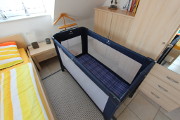 Das Schlafzimmer der linken H&auml;lfte mit aufgebauten Reisebett