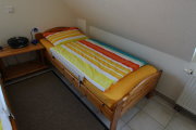 Das Kinderzimmer der rechten H&auml;lfte mit Blick auf ein Einzelbett