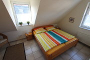 Das Schlafzimmer der rechten H&auml;lfte mit Blick auf das Doppelbett