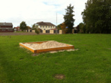 Der Sandkasten auf dem Spielplatz am Ende der Strasse